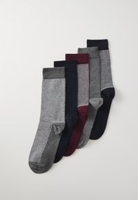 Ett set med fem par strumpor i olika nyanser: grå, marinblå, vinröd och svart. Materialet är stickat med ribbade muddar, vissa med mönster.