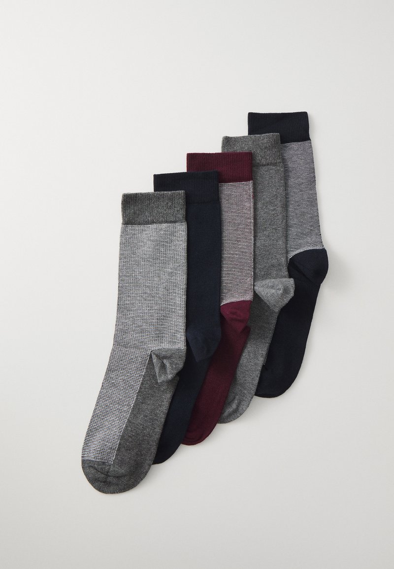 Ett set med fem par strumpor i olika nyanser: grå, marinblå, vinröd och svart. Materialet är stickat med ribbade muddar, vissa med mönster.