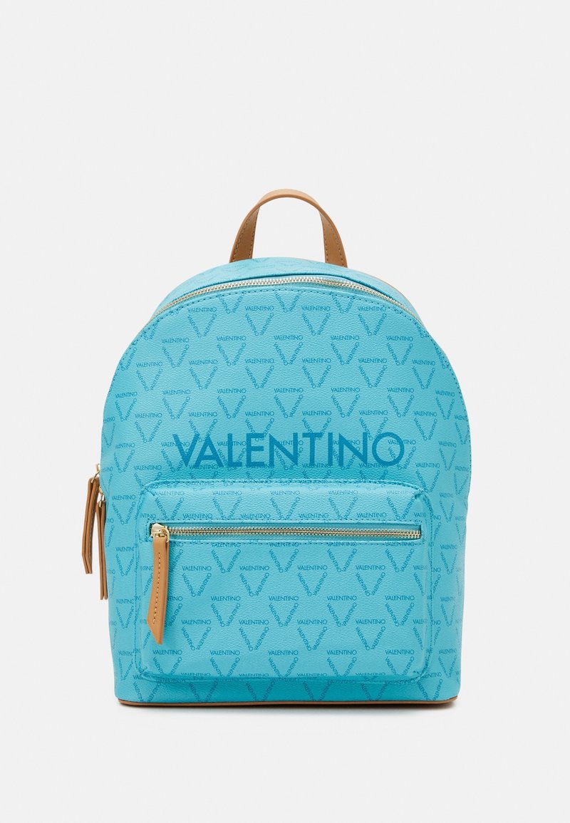 Turquoise rugzak met een gestructureerde afwerking, voorzien van een ritssluiting aan de voorkant en een logo-opdruk. Tan lederen accenten op de rits en handgreep.