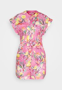 Vestido rosa de manga corta con estampado de frutas. Con botones en la parte delantera y cintura ceñida. Fabricado en tejido ligero; incluye un bolsillo en la parte delantera.