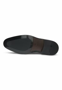 Semelle de chaussure habillée en cuir noir avec une forme pointue, finition lisse et motif de grip texturé près du talon. Présente un logo de marque en relief.
