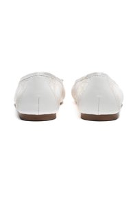 Ballerine bianche con una superficie liscia, caratterizzate da un delicato motivo floreale in rilievo sui lati e una suola in gomma marrone chiaro.