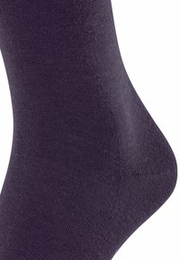 Lila Socke aus glattem, strukturiertem Stoff. Sie hat eine abgerundete Ferse und einen dezent gerippten Bund für einen sicheren Sitz.