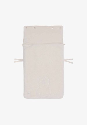 Beige fleecedeken met een zachte textuur, met een gestikt konijnen gezicht ontwerp. Het heeft een omgevouwen bovenkant met drukknoopsluitingen en strikken.