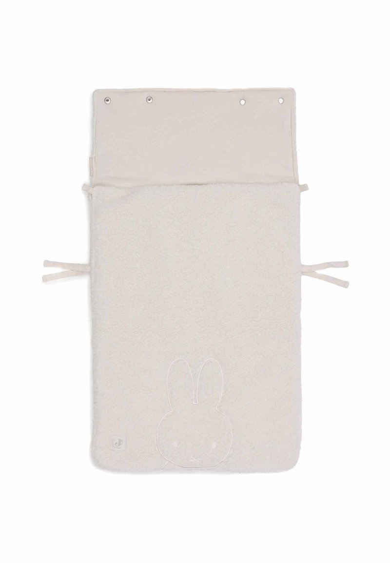 Beige fleecedeken met een zachte textuur, met een gestikt konijnen gezicht ontwerp. Het heeft een omgevouwen bovenkant met drukknoopsluitingen en strikken.