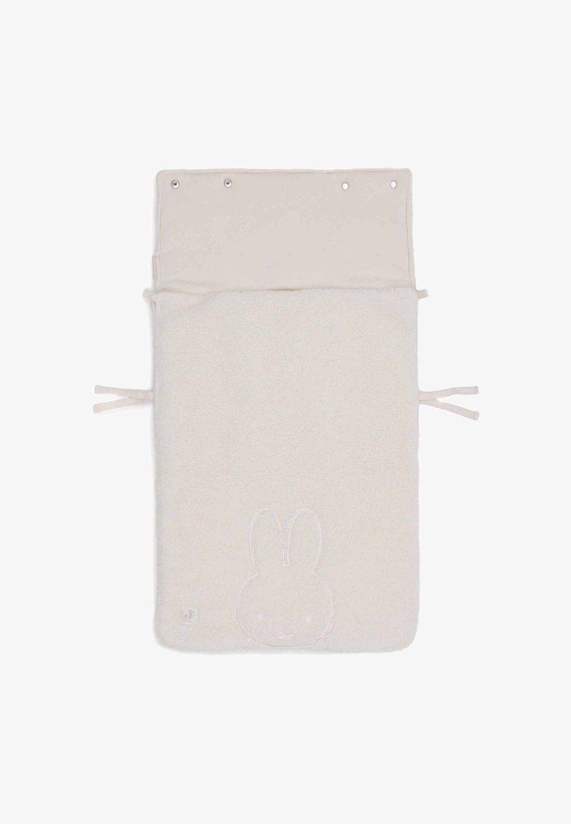 Beige fleecedeken met een zachte textuur, met een gestikt konijnen gezicht ontwerp. Het heeft een omgevouwen bovenkant met drukknoopsluitingen en strikken.