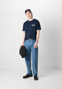 Tommy Jeans SIGNATURE TEE - T-shirt estampada - dark night navy