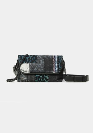 Czarna torba na ramię typu patchwork z nadrukiem w cętki, przeszywanymi wzorami, zamkiem błyskawicznym i regulowanym skórzanym paskiem z łańcuszkową ozdobą.