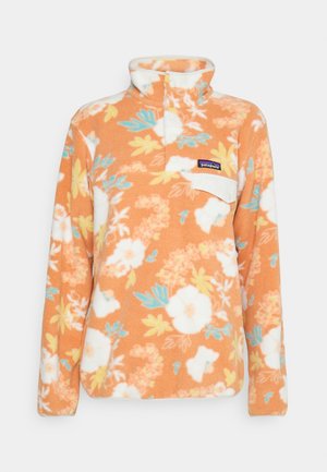 Orange fleece trøje med lange ærmer med pastelfarvet blomsterprint, høj krave, brystlomme med Patagonia-logo og knaplukning.