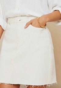 Lipsy Denimová sukně - white