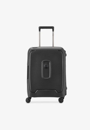 Valise rigide noire avec une surface texturée, une poignée rétractable et quatre roues pour la mobilité. Dispose d'un mécanisme de verrouillage central.
