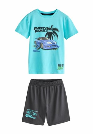 Niebieska koszulka z krótkim rękawem z niebieskim samochodem sportowym, palmą i napisem „Fast & Furious” w zestawie z czarnymi szortami z elastycznym stanem z pasującym nadrukiem samochodu.