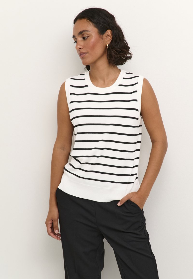 Haut sans manches blanc avec des rayures horizontales noires, fabriqué dans un tissu doux. Encolure et ourlet côtelés, silhouette ajustée. Assorti avec un pantalon noir.