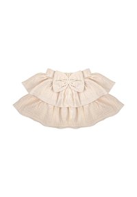 Warstwowa spódnica w kremowym kolorze wykonana z lekkiego materiału, z dużą kokardą w talii i miękkim, teksturowanym wykończeniem.
