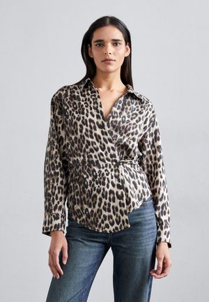 Bluză cu imprimeu de leopard, cu design înfășurat, mâneci lungi și guler. Confecționată dintr-un material neted, cu un model contrastant de culori deschise și închise.