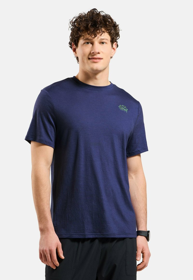 Marineblaues Kurzarm-T-Shirt aus weichem Stoff, mit einem kleinen grünen Logo auf der Brust und einem Rundhalsausschnitt.