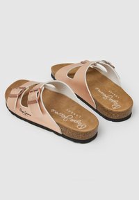 Roze faux leren sandalen met twee verstelbare gespen, een kurken voetbed en een gestructureerde rubberen zool. Merkennaam gedrukt op de binnenzool.