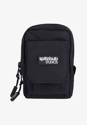 Schwarze Nylon-Tasche mit einer Fronttasche, Reißverschluss und einem Tragegurt. Auf der Vorderseite befindet sich ein weißes "spitzbub STUDIOS"-Logo. Kompaktes Design.