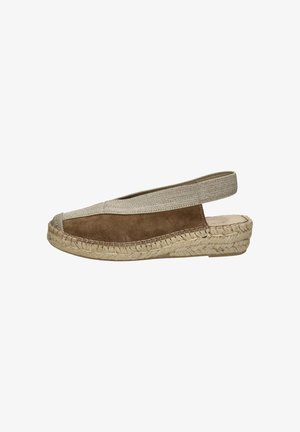 Slingback espadrille van bruin suede en beige stof, met een gevlochten jute zool en een platte hak voor comfort.