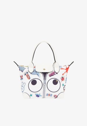 Sac à main blanc avec de grands yeux cartoon, une fermeture éclair au centre et des patchs colorés incluant un signe de paix, une coccinelle et des éclaboussures de peinture.