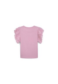 T-shirt rose à manches courtes avec des manches en chiffon froncé. Corps en coton lisse et col rond, présentant une texture délicate et des détails superposés.