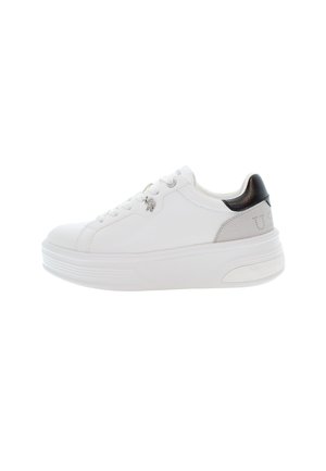Sneaker bianca con suola in gomma testurizzata. Presenta un inserto in pelle grigia e nera sul tallone. Punta rotonda e design con lacci. Dettaglio del logo impressa.