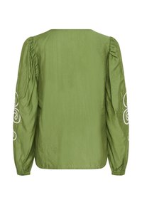 Blouse verte, légère, avec une coupe décontractée, des manches bouffantes longues et des filets blancs brodés sur les bras. Texture lisse et design simple.