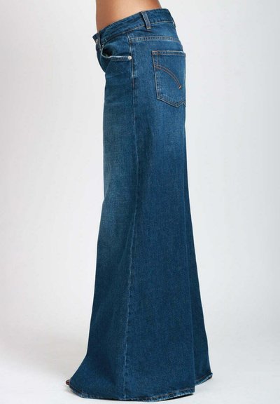 Jeans in denim scuro a vita alta e gamba larga. Caratteristiche includono una chiusura con zip, tasche frontali e tasche posteriori con dettagli di cucitura.