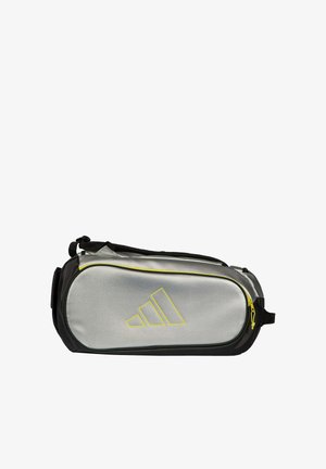 Sac de sport de couleur argent et noir avec une fermeture éclair jaune et un logo, équipé de poignées de transport et d'une bandoulière réglable.