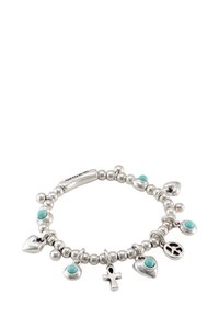 Bracelet à breloques en argent comprenant plusieurs charms, dont des cœurs, une croix et un symbole de paix, entrecoupés de perles turquoises.