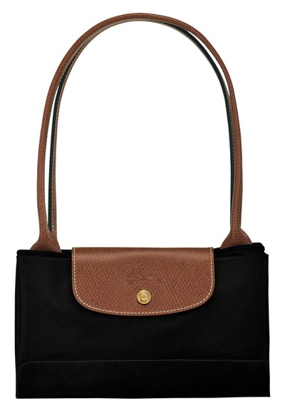 Schwarze Stofftasche mit einem strukturierten, braunen Lederumschlag, goldener Druckknopf, und langen, glatten braunen Trägern. Rechteckige Form, minimalistisches Design.