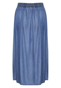 Denimová midi sukně s elastickým pasem, jemnou texturou a jednobarevnou modrou barvou. Délka sahá ke spodní části lýtek, střih rovný.