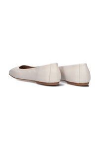 Witte leren ballerina's met een ronde neus, zachte afwerking en platte zool. Heeft een lichte kromming bij de hak en minimale stikdetails.