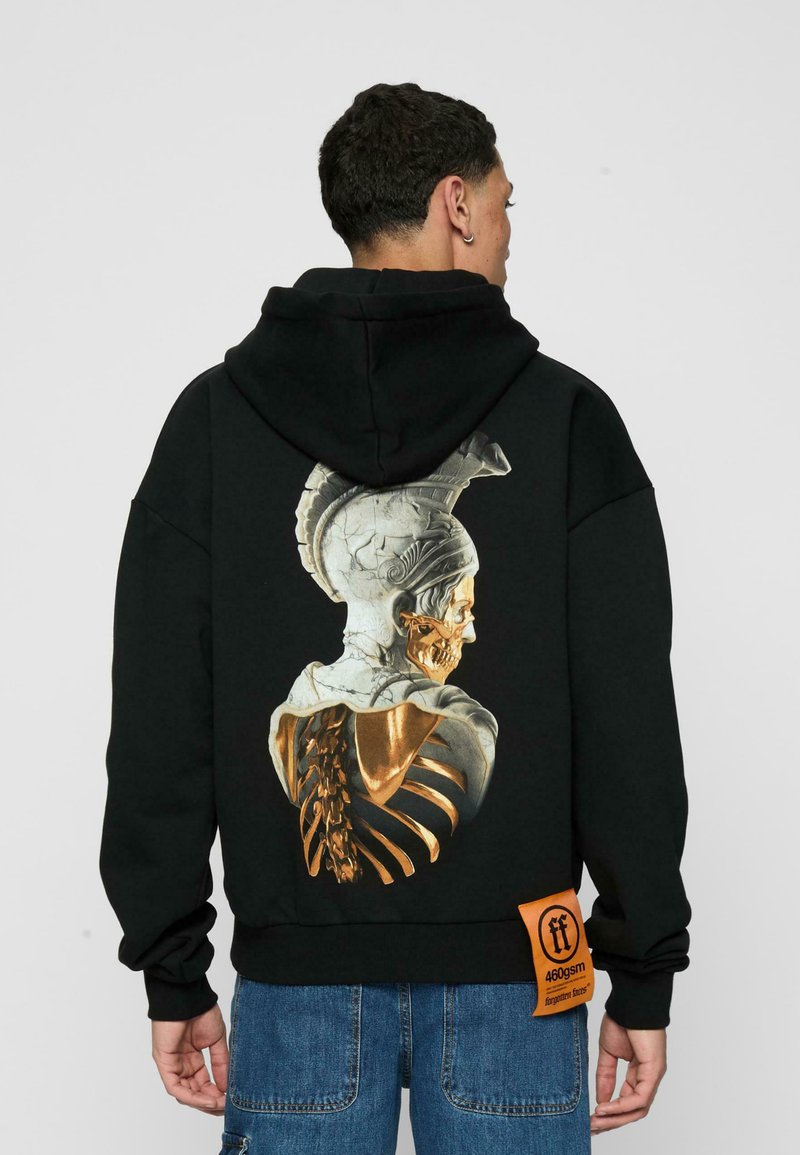 Čierna mikina s kapucňou s grafikou mramorovej sochy so zlatými akcentami na chrbte, zobrazuje dizajn ľudskej lebky a chrbtice.