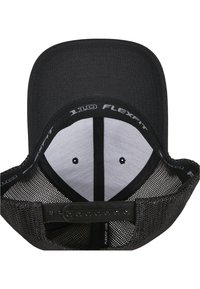 Căciulă de baseball neagră cu un cozoroc curbat. Prezintă un material texturat și un spate din plasă, cu închidere ajustabilă tip snap și branding interior vizibil.