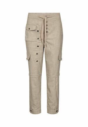 Beige színű cargo nadrág texturált anyagból, oldalzsebekkel, gombos díszítéssel és húzózsinóros derékpánttal, látható varrási részletekkel.
