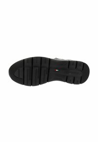 Suola di sneaker nera caratterizzata da gomma testurizzata con molteplici scanalature e creste per una migliore aderenza. Include un dettaglio della bandiera italiana vicino al tallone.