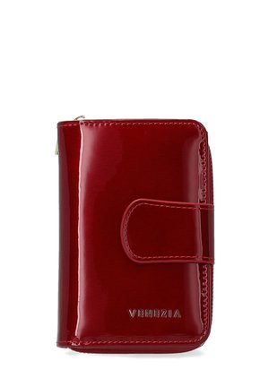 Rote Lackleder-Geldbörse mit einem magnetischen Druckverschluss, seitlichem Reißverschluss und eingeprägtem Markennamen "VENEZIA." Glatte Textur und elegantes Design.