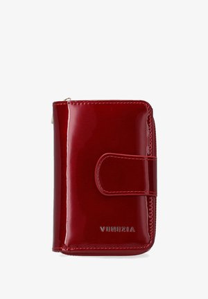 Rode patenten leren portemonnee met een magnetische drukknoopsluiting, een ritszijde en het geëmbosseerde merk "VENEZIA." Glad oppervlak en slank design.