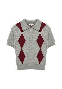 Harmaa lyhythihainen polo-neule, jossa on viininpunainen rombikuosi. Varustettu kauluksella ja kolmen napin läpällä. Pehmeä neulostekstuuri.