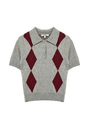 Harmaa lyhythihainen polo-neule, jossa on viininpunainen rombikuosi. Varustettu kauluksella ja kolmen napin läpällä. Pehmeä neulostekstuuri.