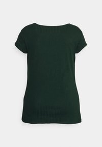 Mörkgrön ribbade kortärmad topp med rund halsringning och rak nederkant, visad mot en ljus enfärgad bakgrund.