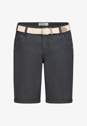 Zwarte knielange shorts met omgeslagen zomen, voorzakken en een beige gevlochten riem met zilveren gesp.