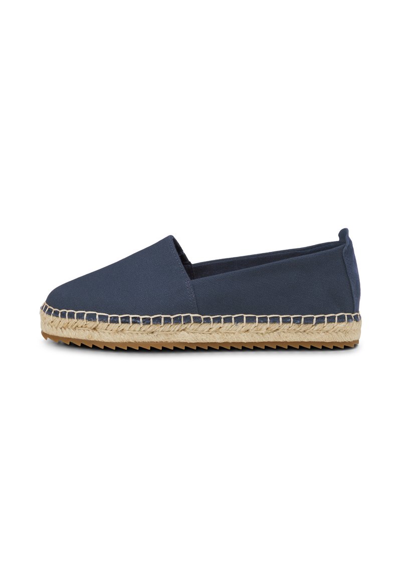 Espadrille en toile marine avec un design à enfiler, détails en corde de jute le long de la semelle et semelle extérieure en caoutchouc texturé pour une meilleure adhérence.