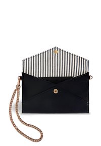 Sort læder kuvertlignende clutchtaske med en guldkæde-strop, stribet inderside og tryklås. X-formet design med kontrasterende teksturer.