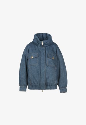 Giubbotto in denim blu con colletto alto, zip frontale, due tasche al petto con pattina e bottoni, e cintura elastica e polsini.