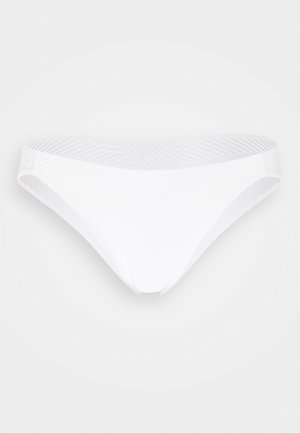 Parte inferiore di bikini bianca caratterizzata da un materiale liscio, design a vita bassa e una fascia in vita testurizzata con un motivo geometrico.