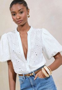 Lipsy REGULAR FIT - PUFF SLEEVE - Blúzka so zapínaním na gombíky - white