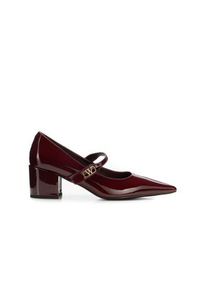 Zapato Mary Jane de charol burdeos con puntera puntiaguda, tacón cuadrado y hebilla con el logotipo en tono dorado en la correa, mostrado de lado.