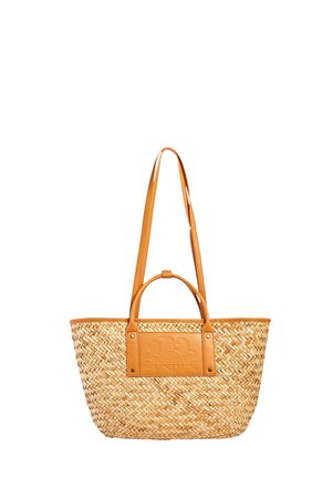 Borsa tote in paglia intrecciata con manici e rifiniture in pelle color cuoio, con una toppa in pelle con motivo inciso di sole e onde e la parola "Sundek."